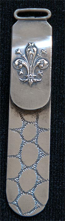This bookmark was made in France by an unknown manufacturer. It is unmarked and has a fleur-de-lis on the top blade.